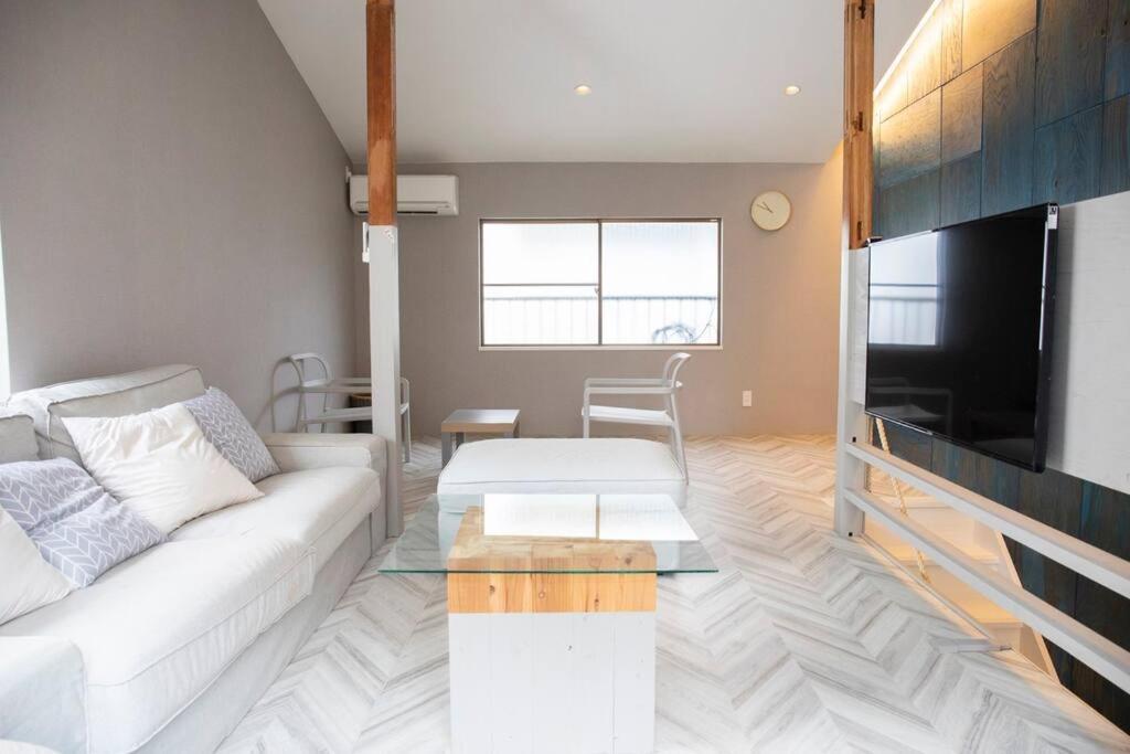 西九条 Guest House! Usjまで電車で5分!西九条駅徒歩3分!最大10人宿泊可能!デザイナーズハウス!2階建て一軒家貸切