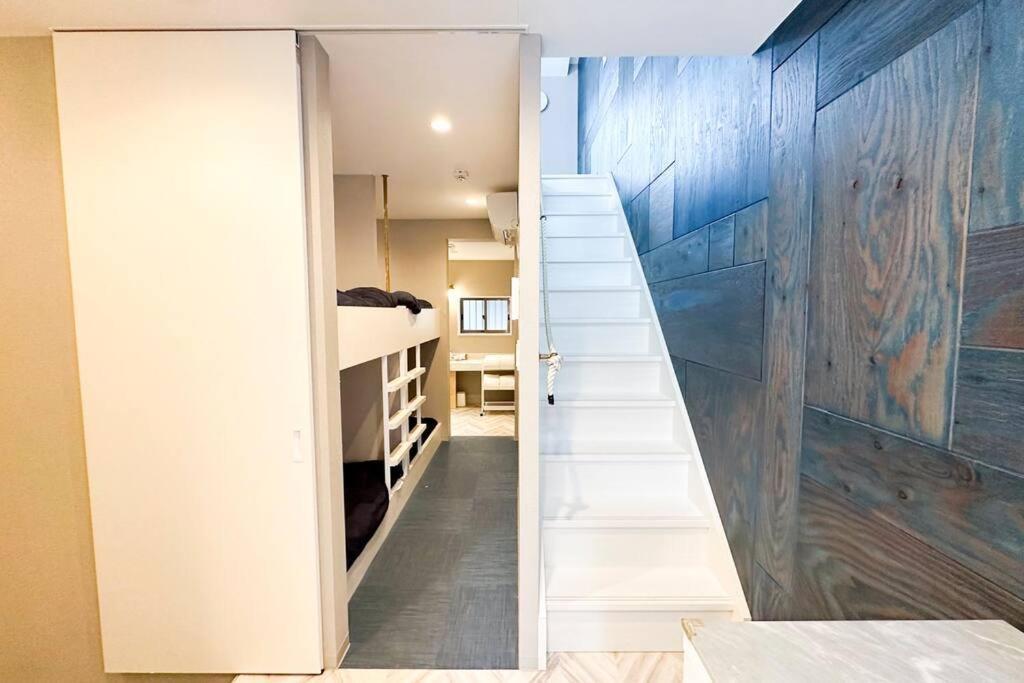 別墅 西九条 Guest House! Usjまで電車で5分!西九条駅徒歩3分!最大10人宿泊可能!デザイナーズハウス!2階建て一軒家貸切 大阪